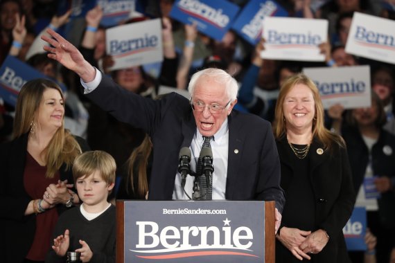 Democratic presidential candidate Sen. Bernie Sanders, I-Vt., speaks to supporters at a caucus night campaign rally in Des Moines, Iowa, Monday, Feb. 3, 2020. (AP Photo/Pablo Martinez Monsivais) /뉴시스/AP /사진=