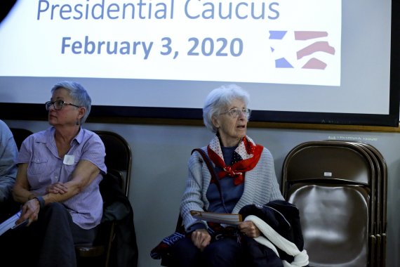 Sister Gwen Hennessey, right, waits for the Democratic caucus to begin at the UAW Hall in Dubuque, Iowa on Monday, Feb. 3, 2020. (Eileen Meslar/Telegraph Herald via AP) /뉴시스/AP /사진=