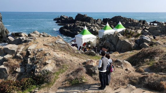 갯바위에 무허가 천막치고 ‘굿판’.. 멍드는 기장 해안가