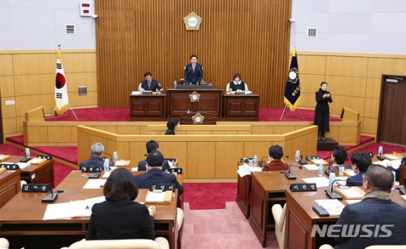 [대전=뉴시스] 대전 서구의회가 4일 제254회 임시회를 개회하고 있다