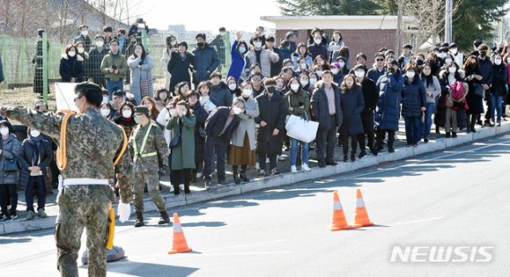 [대구=뉴시스]이무열 기자 = 올해 첫 현역병 입소가 진행된 4일 오후 50사단 남문 위병소 앞에서 가족과 친구들이 입영 장병의 마지막 모습을 지켜 보고 있다. 2020.02.04. lmy@newsis.com