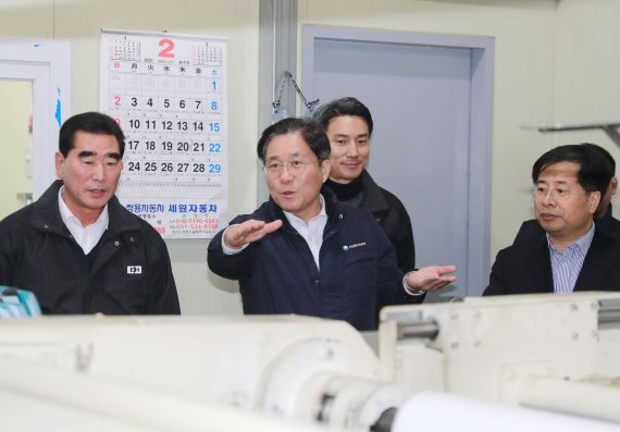 성윤모 산업통상자원부 장관(가운데)이 지난달 보건용 마스크 부직포 원자재 생산업체를 방문해 현장 상황을 점검하는 모습. 산업부 제공