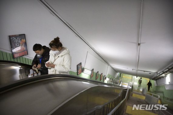 [베이징=AP/뉴시스]지난 3일 중국 베이징에서 마스크를 쓴 시민들일 출근 시간대에 지하철 에스컬레이터를 통해 이동하고 있다. 2020.02.04.