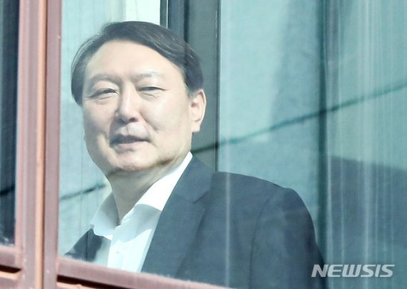 [서울=뉴시스]홍효식 기자 = 윤석열 검찰총장이 4일 서울 서초구 대검찰청에서 점심식사를 하기 위해 구내식당으로 이동하고 있다. 2020.02.04. yesphoto@newsis.com