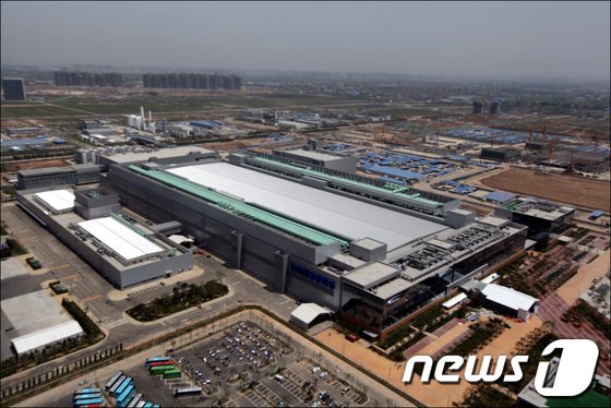 중국 시안에 위치한 삼성전자의 낸드플래시 제조 공장의 전경(삼성전자 제공) © News1