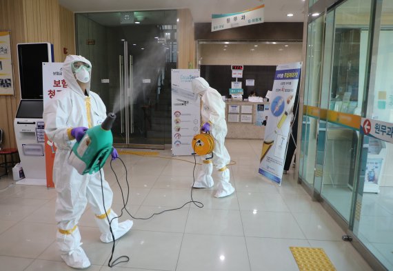 광주에서 16번째 '신종 코로나바이러스 감염증' 확진자가 발생한 가운데 4일 오전 관할 보건소 관계자들이 환자 A씨(42·여)가 다녀간 광산구 한 병원에서 방역을 진행하고 있다. 뉴스1