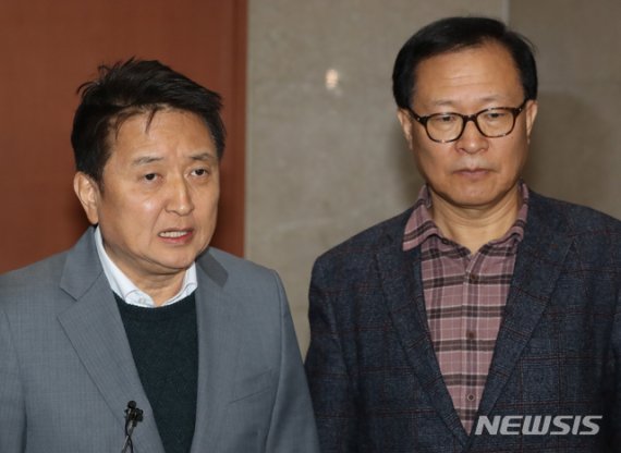 [서울=뉴시스] 고승민 기자 = 문병호 전 바른미래당 최고위원, 김영환 전 국민의당 사무총장이 4일 서울 여의도 국회에서 통합신당 참여 및 지지 기자회견을 하고 있다. 2020.02.04.kkssmm99@newsis.com