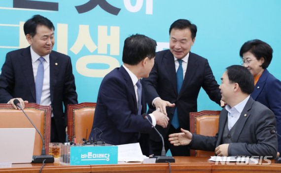 [서울=뉴시스]김명원 기자 = 손학규 바른미래당 대표가 6일 오전 서울 여의도 국회 바른미래당 회의실에서 열린 제177차 최고위원회의 및 확대간부회의에 참석해 이야기 나누던 주승용 김관용 채이배 의원과 인사하고 있다. 2019.12.06. kmx1105@newsis.com