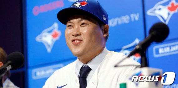 토론토 입단 당시 활짝웃고 있는 류현진