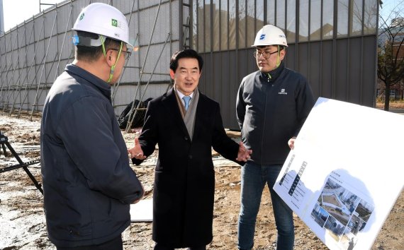 안병용 의정부시장 송산3동 공공복합청사 건설현장 방문. 사진제공=의정부시