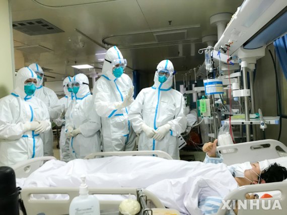 [베이징=AP/뉴시스] 중국 베이징의 병원에서 27일 신종 코로나 바이러스에 감염된 환자가 자신을 치료해준 의료진을 향해 엄지손가락을 들어 올려 보이고 있다. 2020.01.28