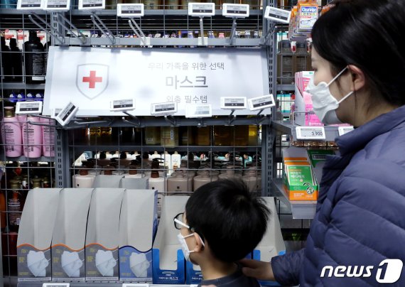 국내 우한 폐렴(신종 코로나바이러스) 네 번째 확진 환자가 발생하면서 국민들의 불안감이 높아지고 있는 지난달 27일 서울 시내 대형마트 마스크 판매대가 품절로 텅 비어 있다. 2020.1.27/뉴스1 © News1 박정호 기자
