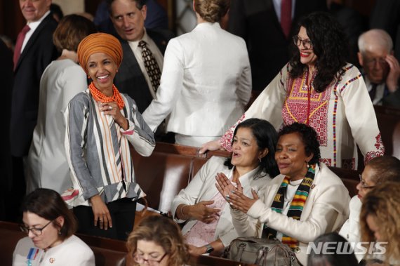 [워싱턴=AP/뉴시스]일한 오마(왼쪽맨 왼쪽 기립) 하원의원을 비롯한 미국 민주당 여성의원들이 4일(현지시간) 연대를 상징하는 흰색 옷을 입고 의회에서 이뤄지는 대통령 국정연설에 참석한 모습. 2020.02.05.