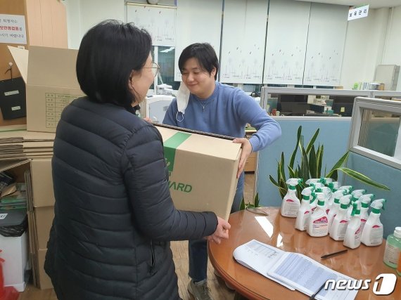 경기 안산시는 신종 코로나바이러스 감염증(우한페렴)의 선제 대응을 위해 관내 어린이집 489개소와 교육청 관할 유치원 92개소 등 총 581곳에 마스크(KF80 이상) 11만개를 지원한다고 5일 밝혔다.(안산시)© 뉴스1