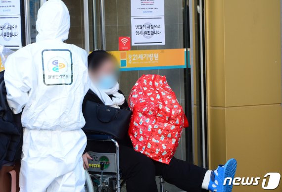 신종 코로나바이러스 감염증 18번째 확진자가 5일 오전 광주 광산구 광주21세기병원에서 동구 전남대병원으로 이송되고 있다. 2020.2.5 /뉴스1 © News1 한산 기자
