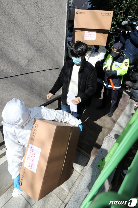 보건당국 관계자가 5일 오후 16·18번째 신종 코로나바이러스 감염증 확진자가 머물렀던 광주 광산구 광주21세기병원으로 방역물자를 옮기고 있다. 2020.2.5 /뉴스1 © News1 한산 기자