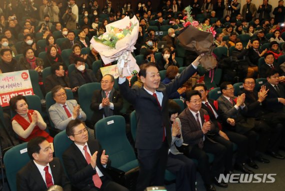 한선교 미래한국당 대표가 5일 서울 여의도 국회도서관에서 열린 미래한국당 중앙당 창당대회에서 축사를 받고 있다.