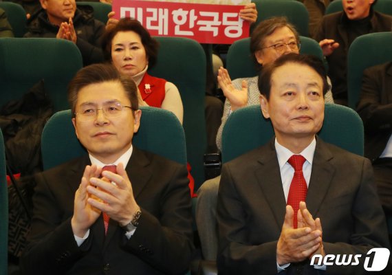 황교안 자유한국당 대표와 한선교 미래한국당 대표가 지난달 5일 서울 여의도 국회 도서관에서 열린 중앙당 창당대회에서 박수를 치고 있다.