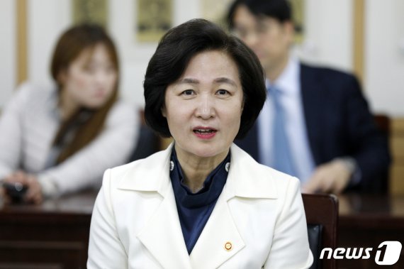 추미애 법무부 장관이 지난 3일 오후 경기 정부과천청사 법무부에서 열린 법무검찰개혁위원회 상견례 겸 간담회에서 인사말을 하고 있다. © News1 안은나 기자