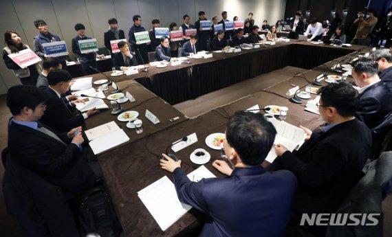 [서울=뉴시스]홍효식 기자 = 2020년도 제1차 국민연금기금운용위원회가 열린 5일 오전 서울 중구 더 플라자 호텔에서 민주노총 공공운수노조 국민연금지부와 참여연대 경제금융센터를 비롯한 관계자들이 국민연금의 수탁자책임 방기 규탄 및 주주활동 촉구 피케팅을 하고 있다. 2020.02.05. yesphoto@newsis.com