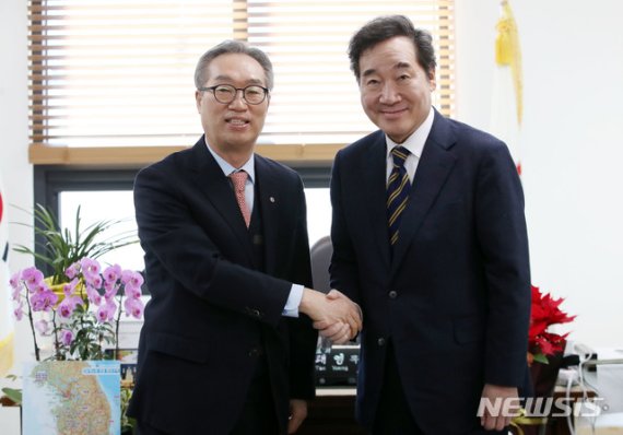 [서울=뉴시스]박미소 기자 = 이낙연(오른쪽) 전 국무총리가 5일 오후 서울 종로구 한국교회 100주년 기념관에서 대한예수교장로회총회장 김태영 목사와 기념촬영을 하고 있다. 2020.02.05. misocamera@newsis.com