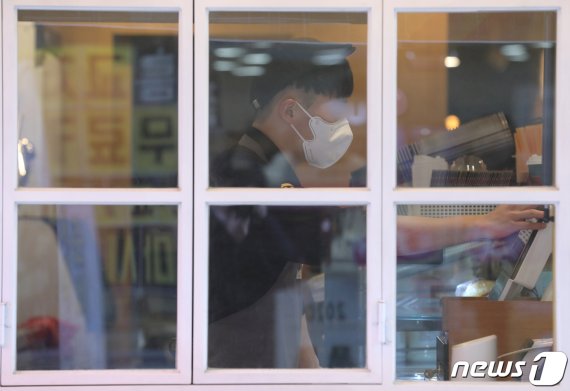 5일 오전 충북 청주시 성안길의 한 카페에서 직원이 마스크를 쓰고 근무하고 있다. 2020.2.5/뉴스1 © News1 김용빈 기자