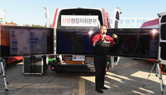 산림청이 5일 강원동 강릉시 남항진동 강릉산림항공관리소에서 초대형헬기(S-64E) 취항식을 개최한 가운데 박종호 산림청장이 정보통신기술(ICT)이 접목된 산불현장지휘본부차량에 대해 설명하고 있다.<사진=산림청 제공>