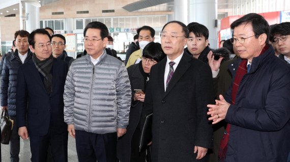 5일 목포연안여객선터미널을 방문한 홍남기 경제부총리 겸 기획재정부 장관(오른쪽 두 번째)과 문성혁 해양수산부 장관(오른쪽 첫 번째), 김영록 전남도지사(왼쪽 두 번째), 김종식 목포시장(왼쪽 첫 번째)이 목포지방해양수산청 관계자로부터 서남해역 여객선 운항 및 물동량 현황에 대해 설명을 듣고 있다.사진=전남도 제공