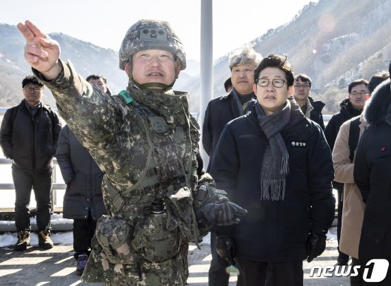 조명래 환경부 장관이 지난 2월 5일 오후 강원도 화천을 찾아 야생멧돼지 이동차단 울타리 및 폐사체 매몰지, 소독 통제초소 등 아프리카돼지열병 대응 현장상황을 점검하고 있다./사진=뉴스1