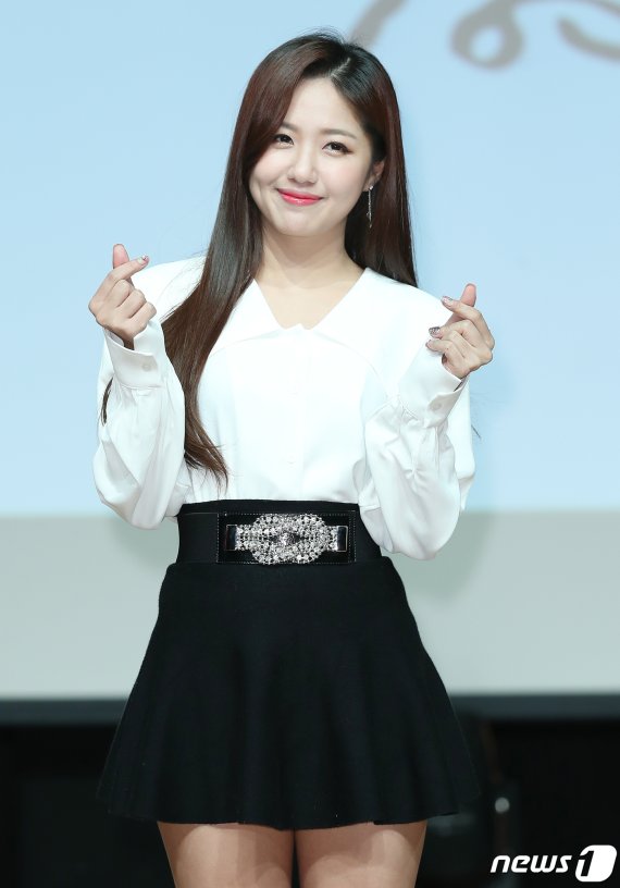 트로트 가수 정다경이 5일 오후 서울 강남구 선릉로 일지아트홀에서 열린 트롯 뮤지컬 ‘트롯연가’ 제작발표회에 참석해 포즈를 취하고 있다. ‘트롯연가’는 트로트 가수들의 이야기를 소재로 흥과 감동이 넘치는 국내 최초 트롯 뮤지컬이다. 2020.2.5./뉴스1 © News1 김진환 기자