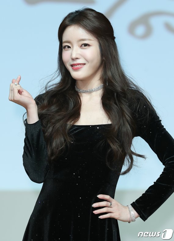 트로트 가수 박성연이 5일 오후 서울 강남구 선릉로 일지아트홀에서 열린 트롯 뮤지컬 ‘트롯연가’ 제작발표회에 참석해 포즈를 취하고 있다. ‘트롯연가’는 트로트 가수들의 이야기를 소재로 흥과 감동이 넘치는 국내 최초 트롯 뮤지컬이다. 2020.2.5./뉴스1 © News1 김진환 기자