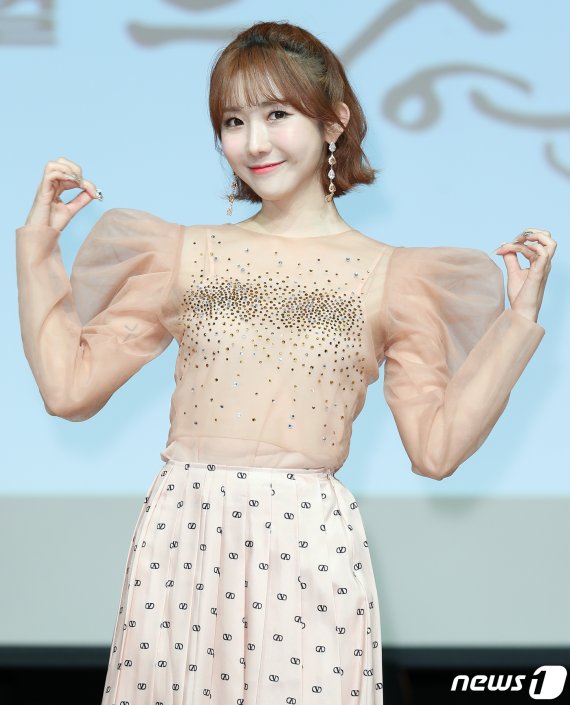 트로트 가수 하유비가 5일 오후 서울 강남구 선릉로 일지아트홀에서 열린 트롯 뮤지컬 ‘트롯연가’ 제작발표회에 참석해 포즈를 취하고 있다. ‘트롯연가’는 트로트 가수들의 이야기를 소재로 흥과 감동이 넘치는 국내 최초 트롯 뮤지컬이다. 2020.2.5./뉴스1 © News1 김진환 기자