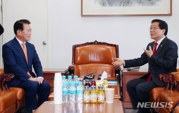 [서울=뉴시스] 장세영 기자 = 윤후덕(오른쪽) 더불어민주당 원내수석부대표와 김한표 자유한국당 원내수석부대표가 5일 서울 여의도 국회에서 민생법안 처리를 위한 2월 임시국회 의사일정을 논의하기 위해 만나 대화를 나누고 있다. 2020.02.05. photothink@newsis.com