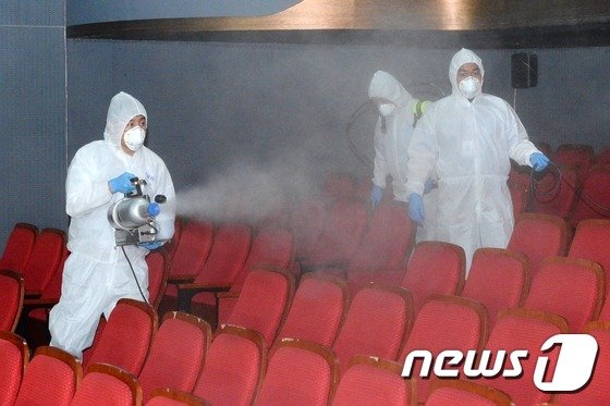 방역소독을 실시하고 있는 대학로 소극장 /사진=뉴스1