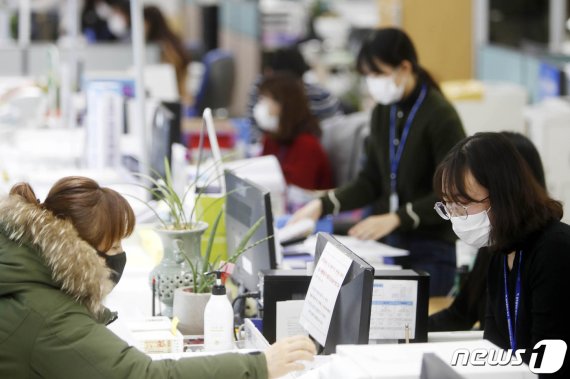 마스크를 쓰고 민원인을 응대하는 지자체. (자료사진) 2020.2.3/뉴스1