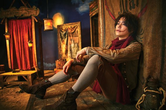 [서울=뉴시스] '웃는 남자' 규현. (사진 = EMK뮤지컬컴퍼니 제공) 2020.02.05. realpaper7@newsis.com