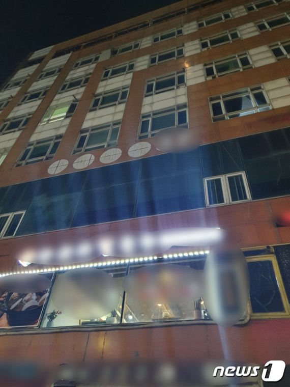 5일 오후 7시 30분쯤 김포시 사우동 시청사 인근 오피스텔 건물에서 30대 남성이 추락해 숨지는 사고가 발생했다. (독자제공)© News1 정진욱 기자