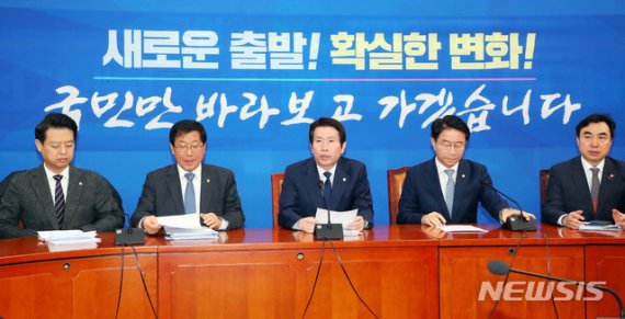 [서울=뉴시스] 장세영 기자 = 이인영(가운데) 더불어민주당 원내대표가 6일 서울 여의도 국회에서 열린 더불어민주당 정책조정회의에 참석해 현안관련 발언을 하고 있다. 2020.02.06. photothink@newsis.com