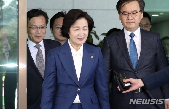 한국당, 결국 추미애 특검 수사요구안 발의..국회 문턱 넘긴 어려울 듯
