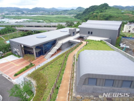 [진주=뉴시스] 진주익룡발자국전시관 전경.