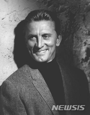 [서울=뉴시스]젊은 시절 커크 더글러스(사진=IMDB 누리집 캡처) 2020.02.06 photo@newsis.com