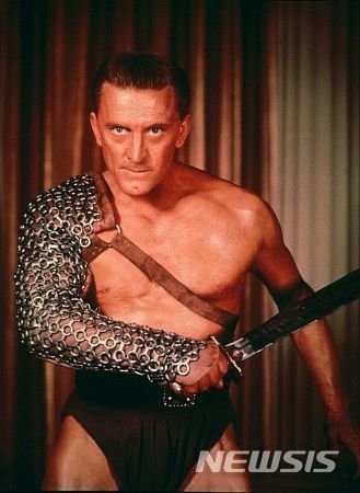 [서울=뉴시스]커크 더글러스/영화 '스파르타쿠스'(사진=IMDB 누리집 캡처) 2020.02.06 photo@newsis.com