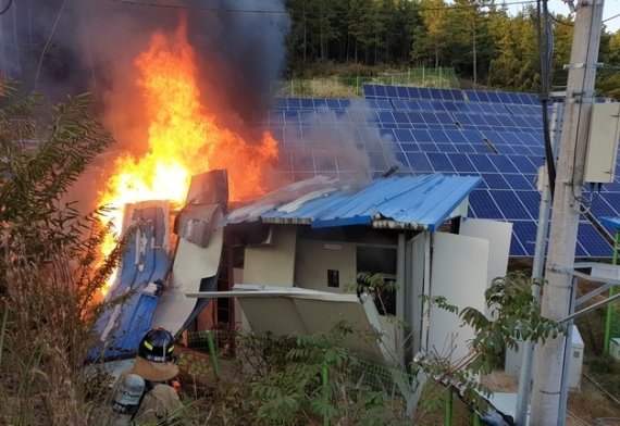 지난 21일 오후 4시쯤 경남 하동군 진교면 태양광발전설비 에너지저장장치(ESS)에서 화재가 발생했다.(하동소방서 제공) © 뉴스1