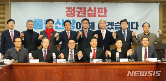 통합신당준비위원회 박형준(앞줄 오른쪽부터), 이언주, 심재철 공동위원장, 정운천 위원, 장기표 공동위원장, 문병호 정치혁신특별위원장을 비롯한 참석자들이 6일 서울 여의도 국회에서 열린 통합신당 준비위 출범을 겸한 1차 회의에서 기념촬영을 하고 있다. 뉴시스