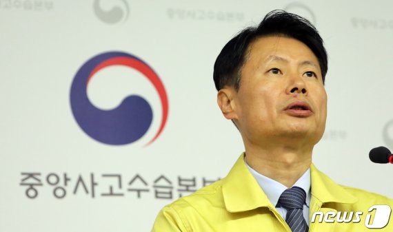 김강립 보건복지부 차관이 6일 정부세종청사 보건복지부 브리핑실에서 신종 코로나바이러스감염증 중앙사고수습본부 정례 브리핑을 하고 있다. 2020.2.6/뉴스1 © News1 장수영 기자