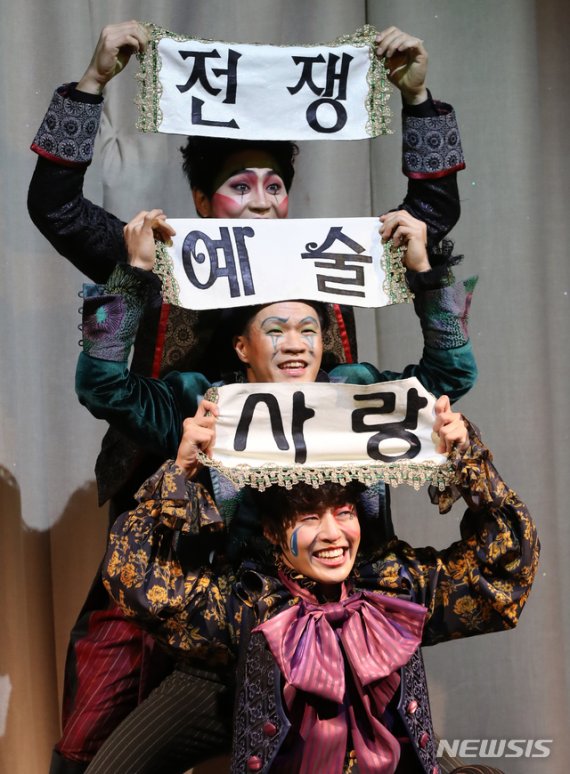 [서울=뉴시스]조수정 기자 = 배우 강하늘, 장지후, 육현욱이 26일 오후 서울 동숭동 동덕여대 공연예술센터에서 열린 연극 '환상동화' 프레스콜에서 열연하고 있다. 2019.12.26. chocrystal@newsis.com