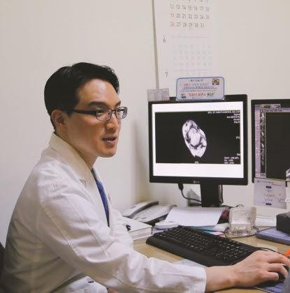 국제성모병원 마취통증의학과 김영욱 교수가 어깨충돌증후군 새 진단법에 대해 설명하고 있다.