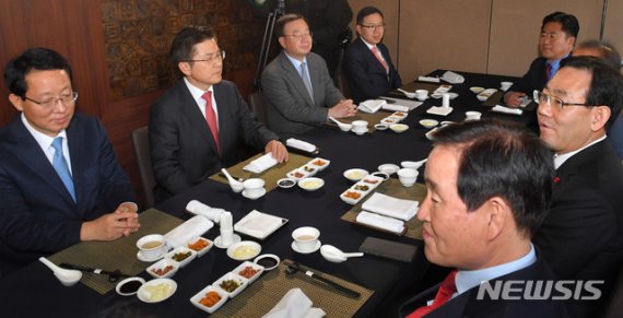 [서울=뉴시스] 고승민 기자 = 자유한국당 황교안 대표와 대구지역 의원들이 4일 오후 서울 여의도 한 중식당에서 오찬 회동을 하고 있다. 왼쪽부터 시계방향으로 김상훈 의원, 황 대표, 강효상, 정태옥, 김규환, 윤재옥, 주호영, 곽대훈 의원. 2020.02.04. photo@newsis.com