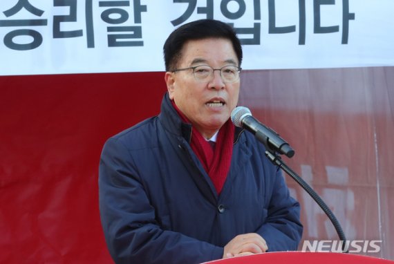 [서울=뉴시스]배훈식 기자 = 김광림 자유한국당 최고위원이 2일 오전 청와대 분수대 앞에서 열린 현장최고위원회의에 참석해 모두발언하고 있다. 2019.12.02. dahora83@newsis.com