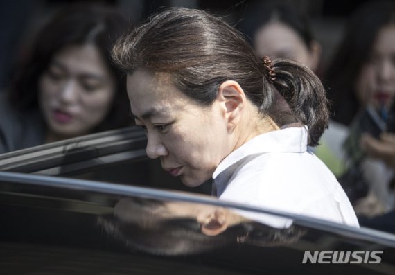 【인천=뉴시스】이영환 기자 = 국적기를 이용해 해외 명품 등을 몰래 들여온 혐의로 기소된 조현아 전 대한항공 부사장이 13일 오전 인천지방법원에서 열린 1심 선고공판을 마치고 법원을 나서고 있다.이날 재판부는 조 전 부사장에 대해 징역8개월에 집행유예 2년, 벌금 4백 80만원을 선고하고, 6천 3백여 만원의 추징을 명령했다. 2019.06.13.photo@newsis.com